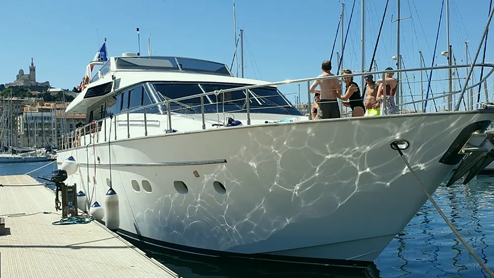 Equipo de Alquiler Barcos ayudando a organizar un alquiler de barco en Estepona